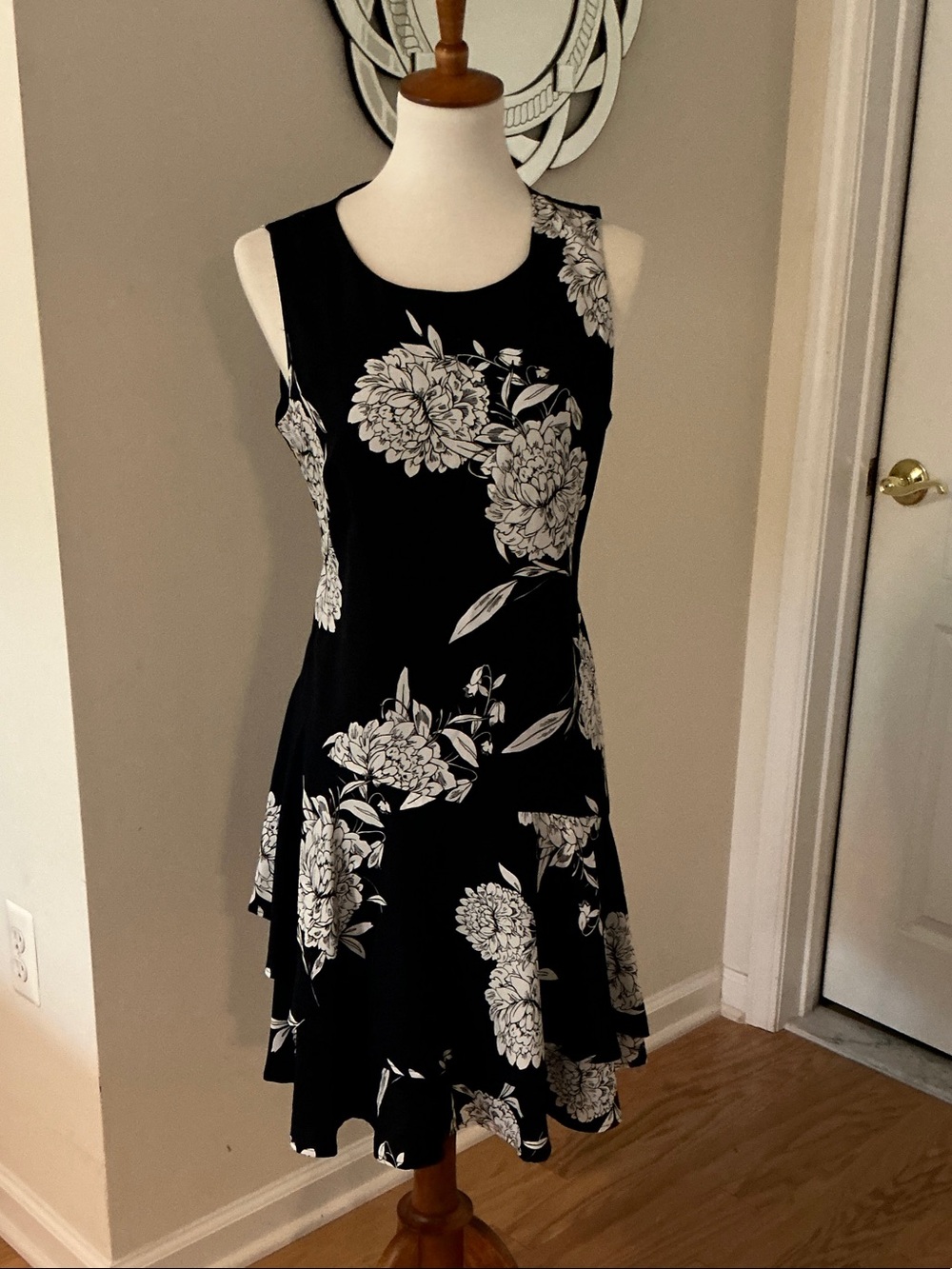 Vince Camuto Black & White Sleeveless Floral Midi Dress